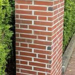 Pfeilerabdeckung Beton grau 0-2 verdacht mit Schattenfuge